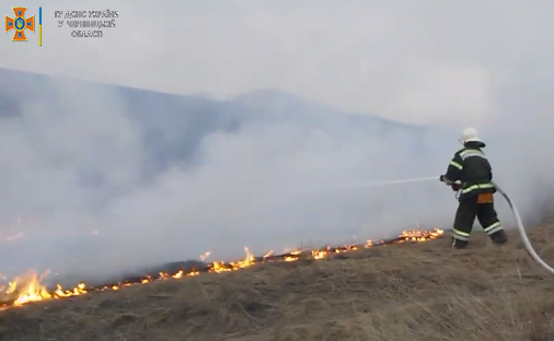 Палії сухої трави знову активізувались: вчора на Буковині згоріли 15 га землі