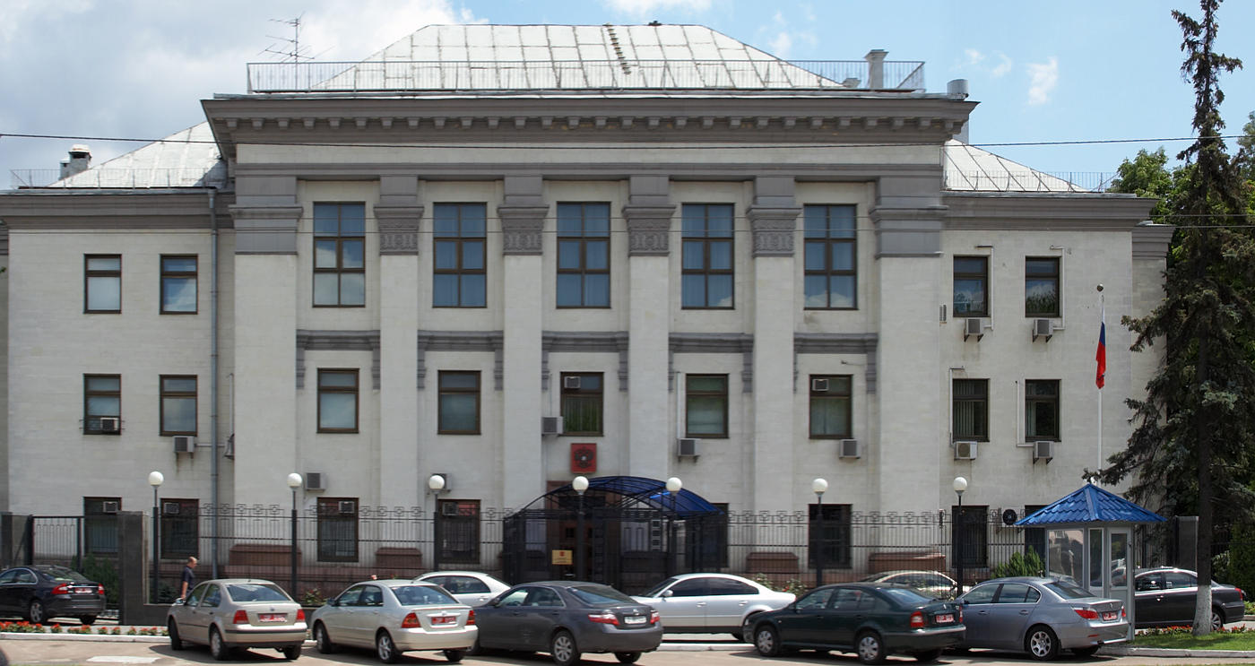 Росія почала евакуйовувати своє посольство у Києві