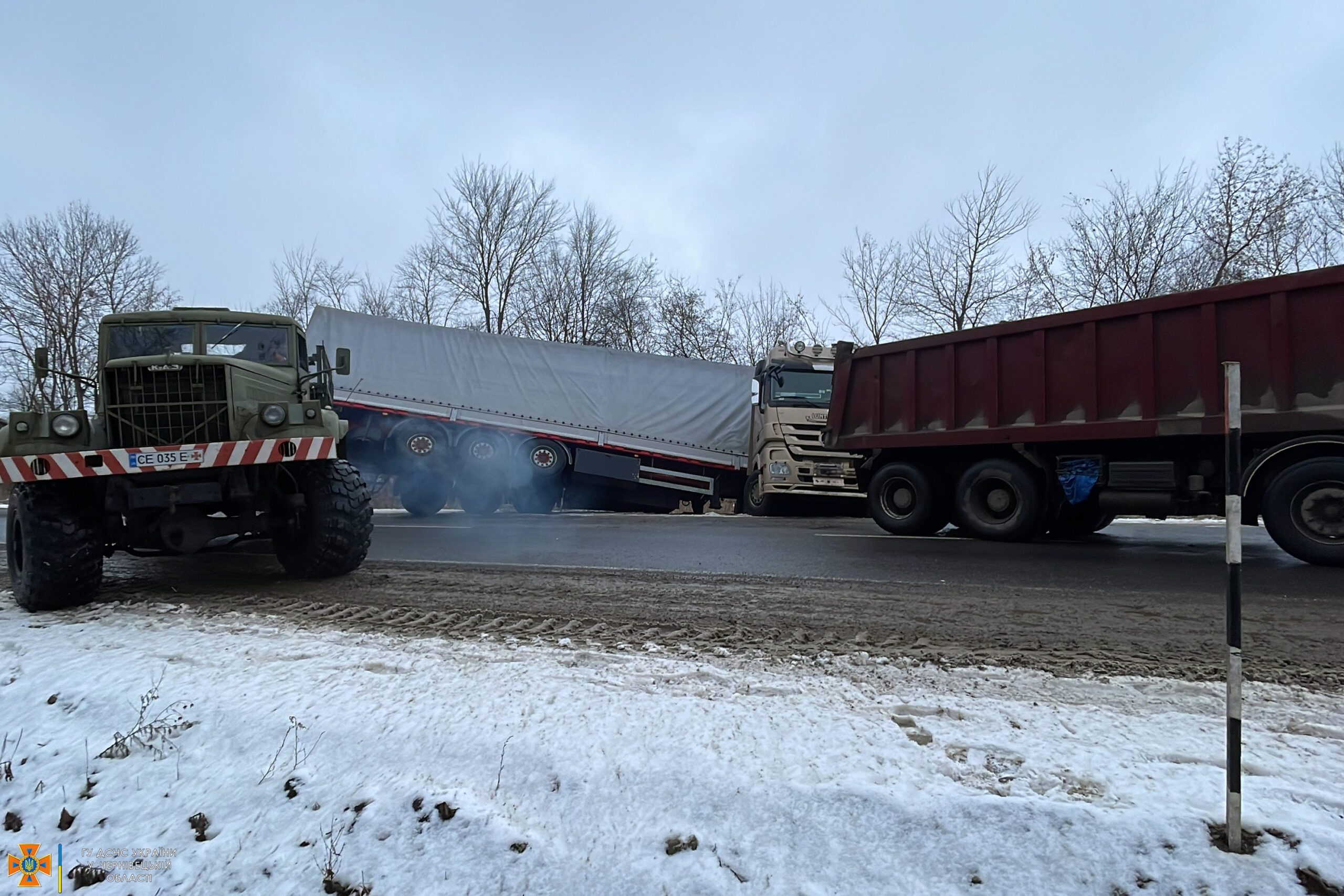 ДТП на Буковині: рятувальники допомогли вантажівці повернутись на дорогу