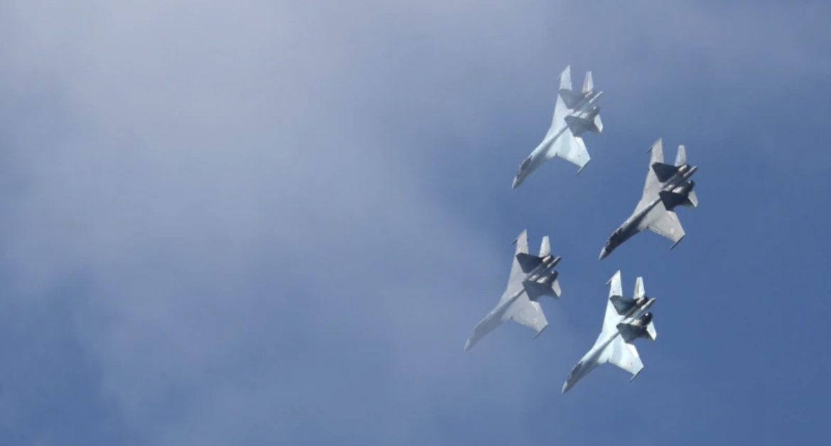 Росія відправила на військові навчання в Білорусь винищувачі Су-35С