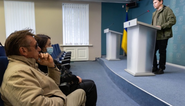 Режисер Шон Пенн прибув до України щоб розповісти світу про вторгнення РФ