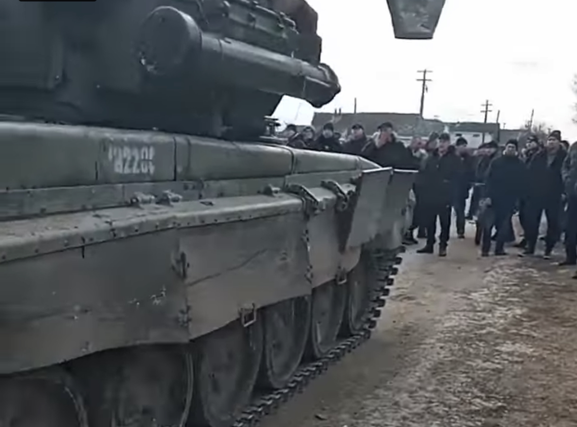 На Чернігівщині люди блокують колону танків російських окупантів