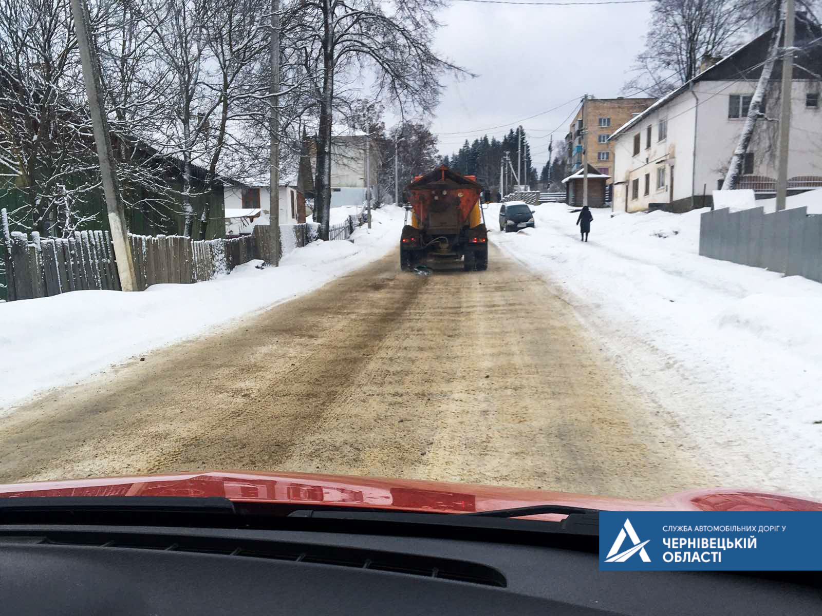 Вижницький район засипало снігом: для розчищення доріг залучили 24 одиниці техніки