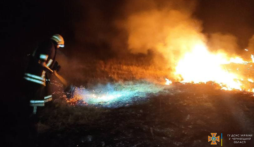 Знову палили суху траву: буковинські рятувальники 31 раз виїжджали на пожежі