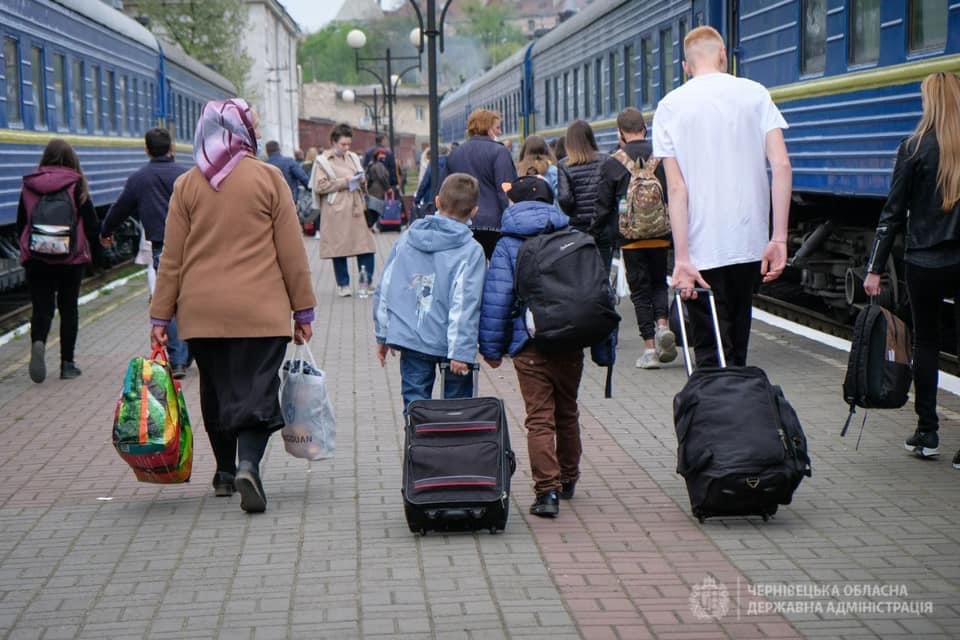 Буковина приймає українців, котрі прибувають з інших регіонів: за ніч на “гарячі лінії” звернулись понад 200 людей