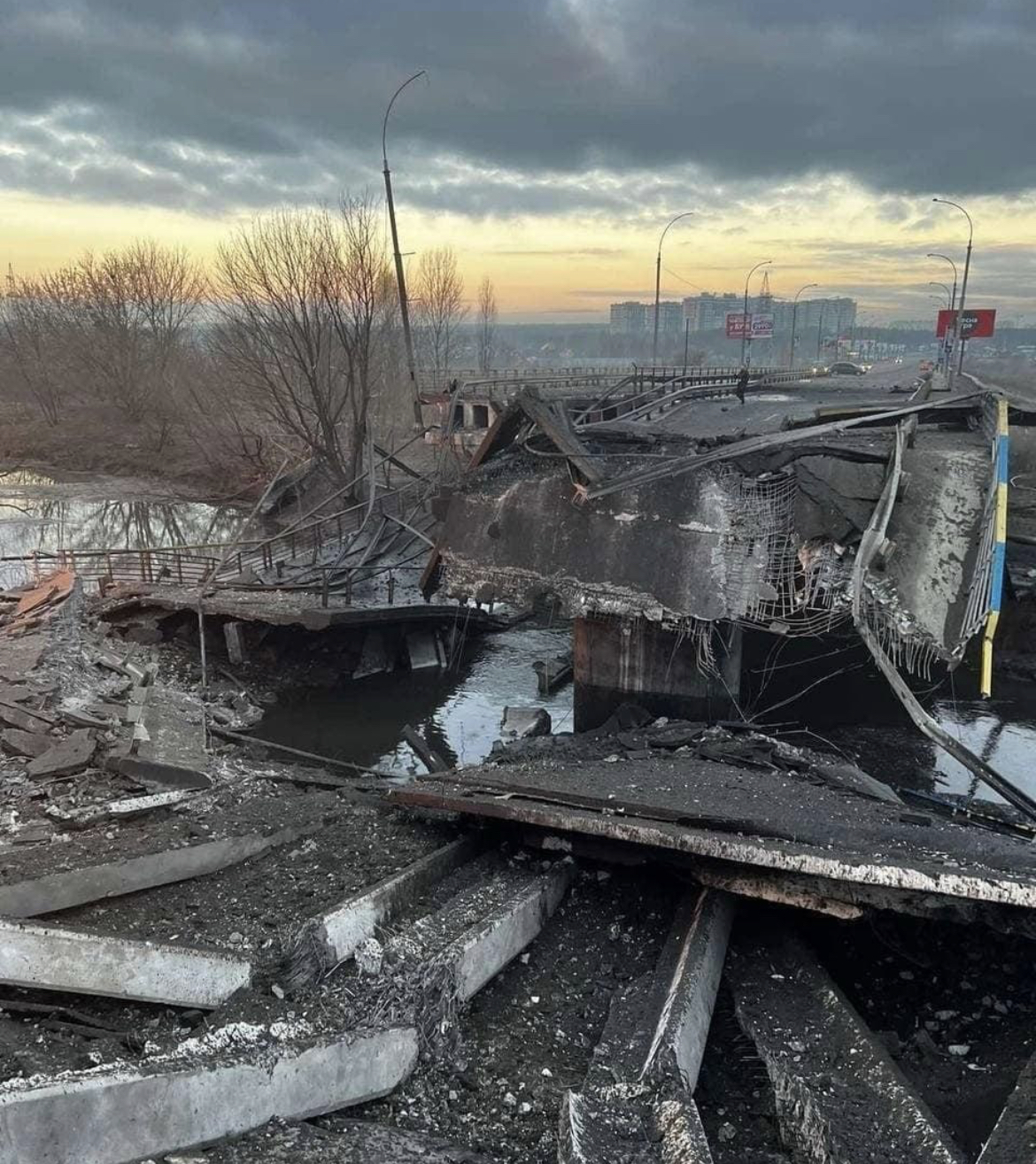 На північно-західному напрямку Києва підірвали три мости, щоб зупинити прохід військ окупантів