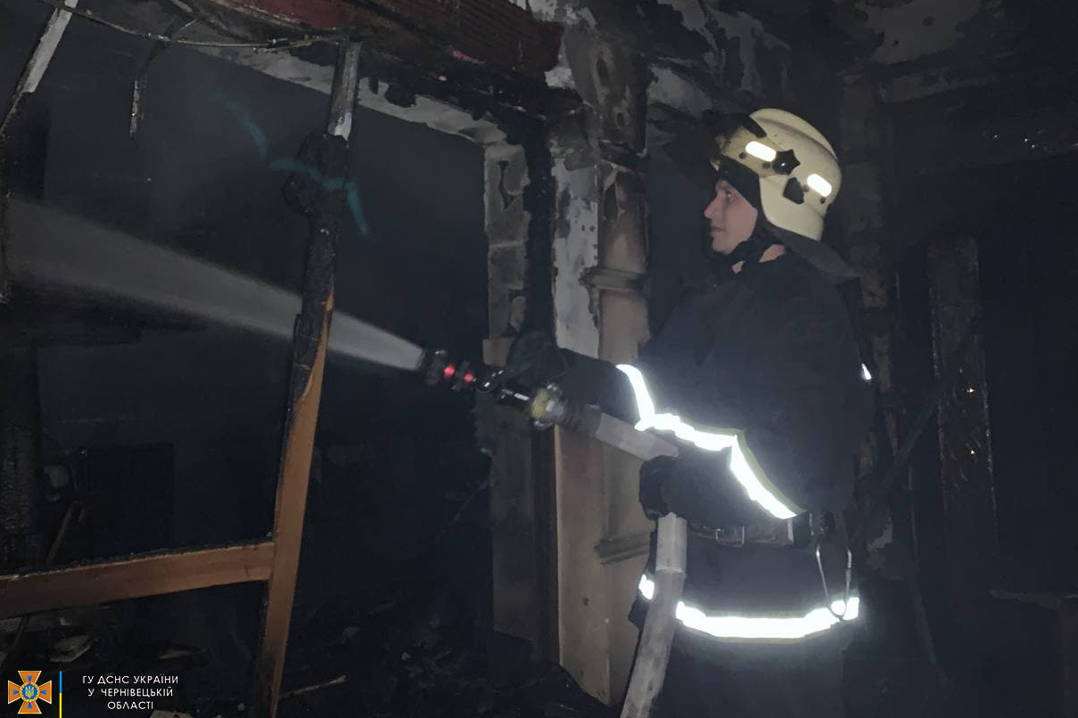 Евакуювали 9 людей: у центрі Чернівців горіла котельня зблокована з рестораном