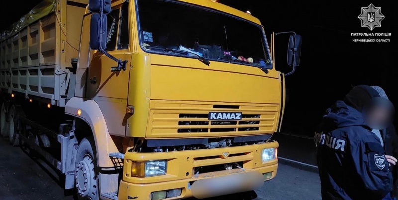 Пред‘явив фальшиві документи: на Буковині патрульні викрили водія вантажівки