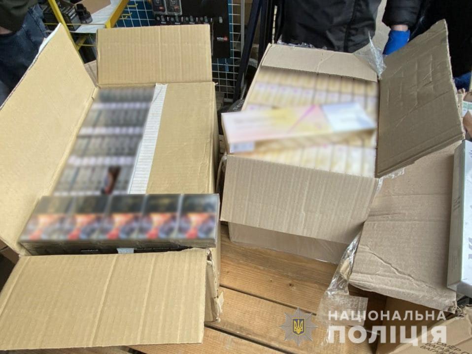 Буковинські правоохоронці викрили незаконну торгівлю цигарками на ринку: вартість перевищує півмільйона