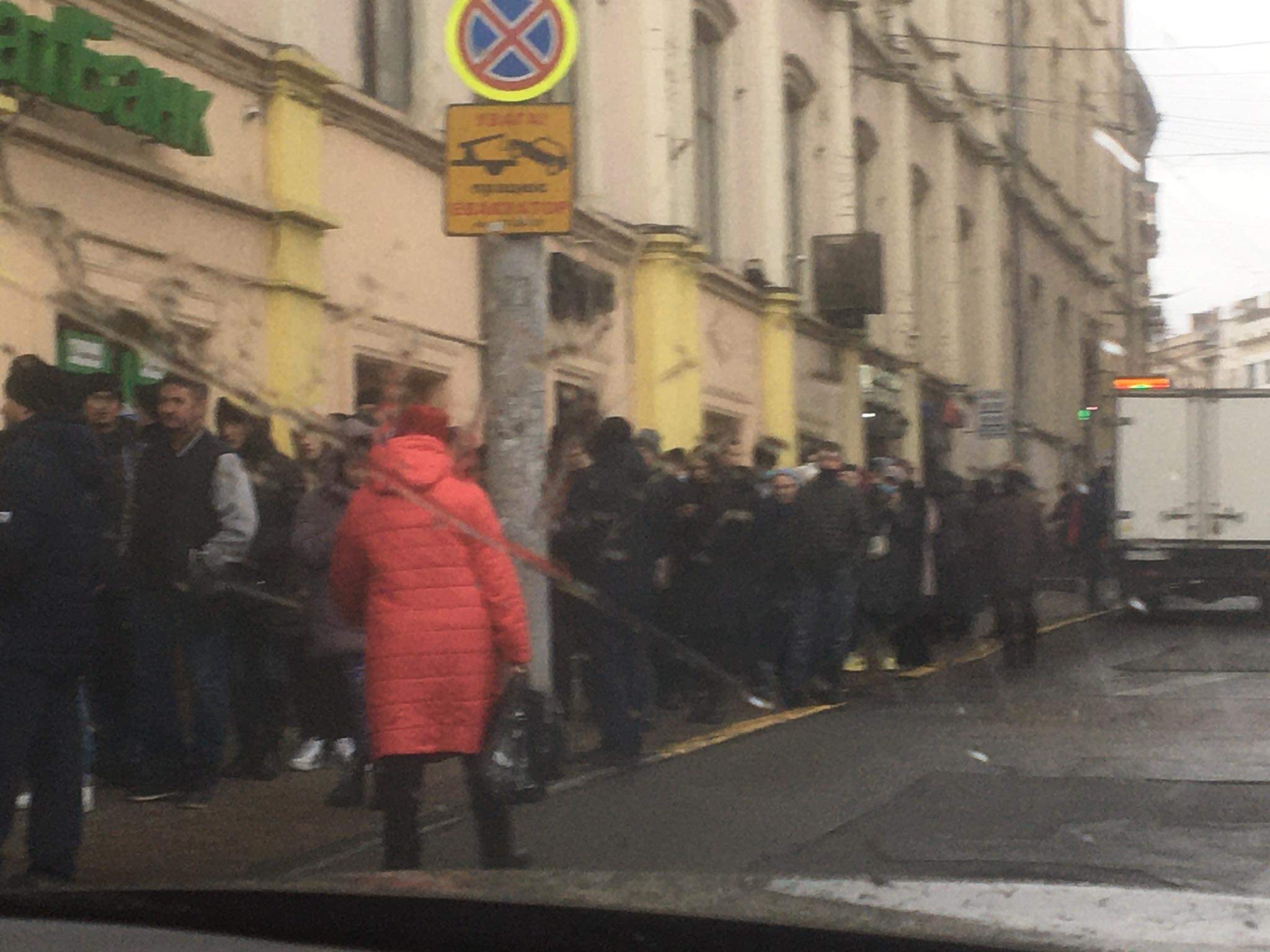 Черги в аптеку, банк та за напівфабрикатами: як чернівчани реагують на ситуацію в країні