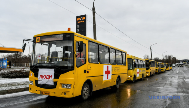З гарячих точок Луганщини евакуювали 1600 жителів