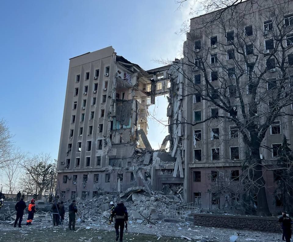 У Миколаєві кількість загиблих під завалами будівлі ОДА зросла до трьох