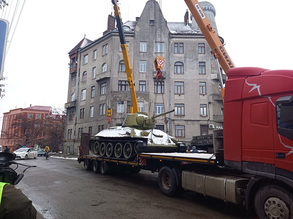 У Чернівцях демонтували танк на вулиці Гагаріна
