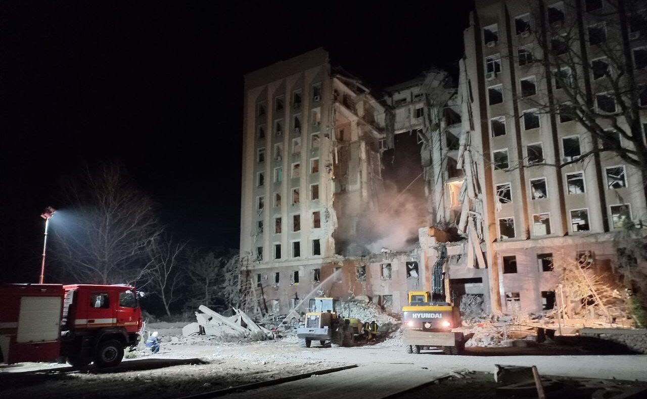 Внаслідок обвалу будівлі облдержадміністрації у Миколаєві загинули 14 людей
