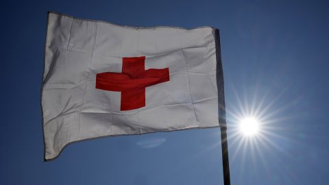 Не надсилати пожертви: українці масово бойкотують Червоний Хрест