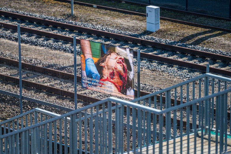 У Литві на шляху слідування поїзда Москва-Калінінград з’явилися плакати з кадрами війни в Україні (ФОТОФАКТ)