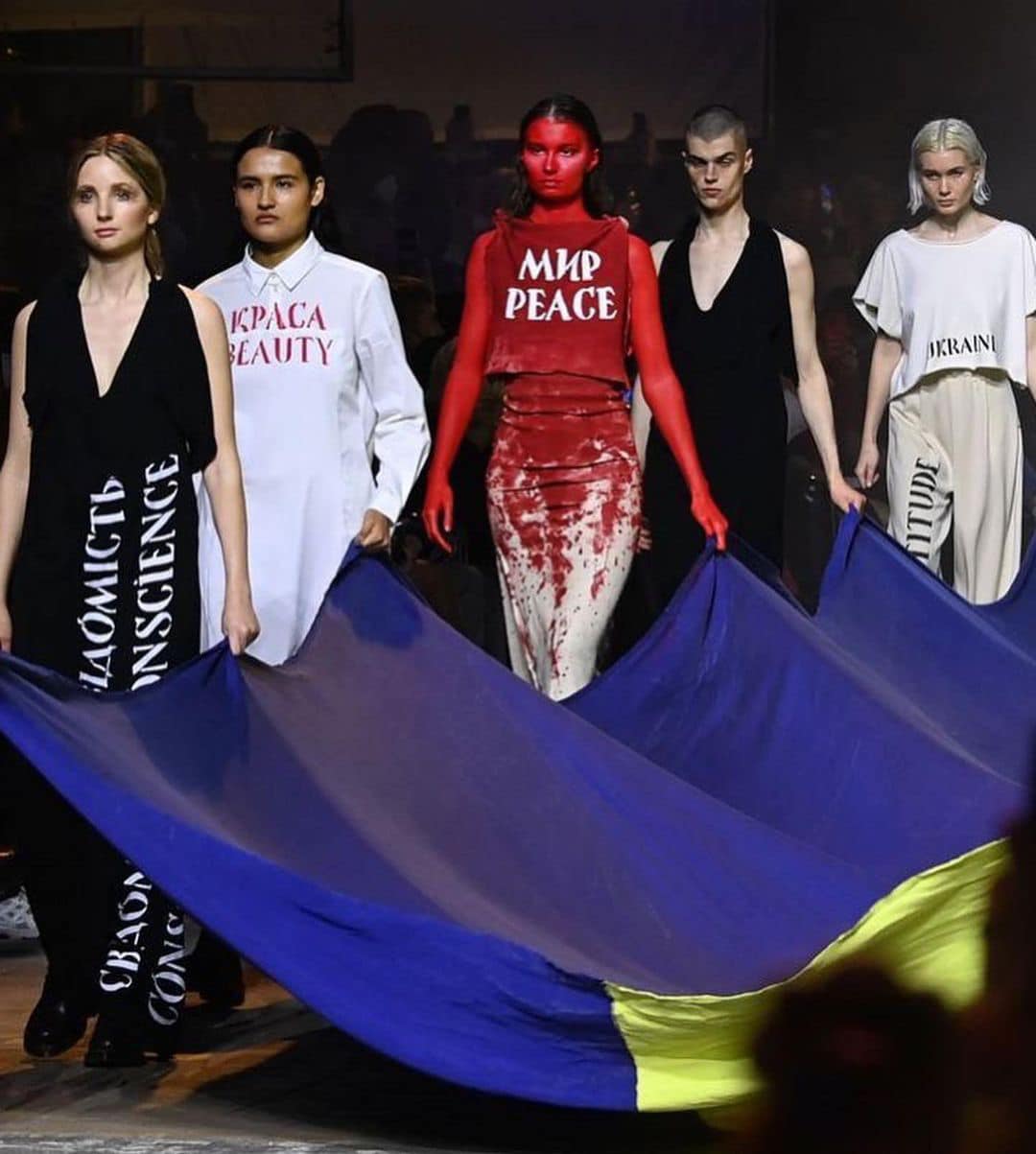 Тиждень моди Mercedes benz fashion week у Берліні був присвячений війні в Україні (ФОТО)