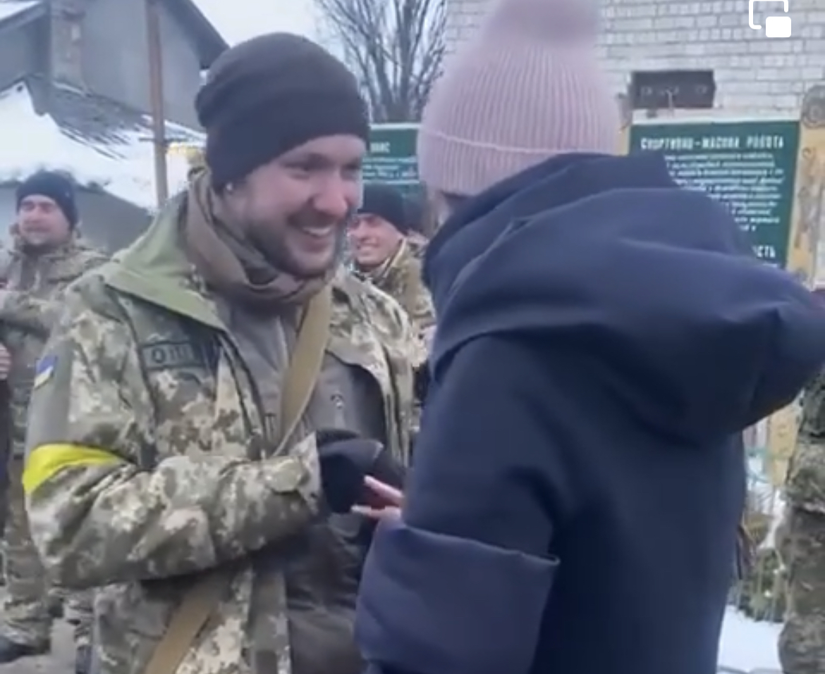Депутат Чернівецької міськради Тарас Прокоп, який долучився до лав ЗСУ, освідчився своїй коханій