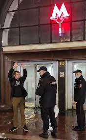 В москві біля станції метро “Луб’янка” невідомий чоловік став в одиночний пікет з картою “МИР”