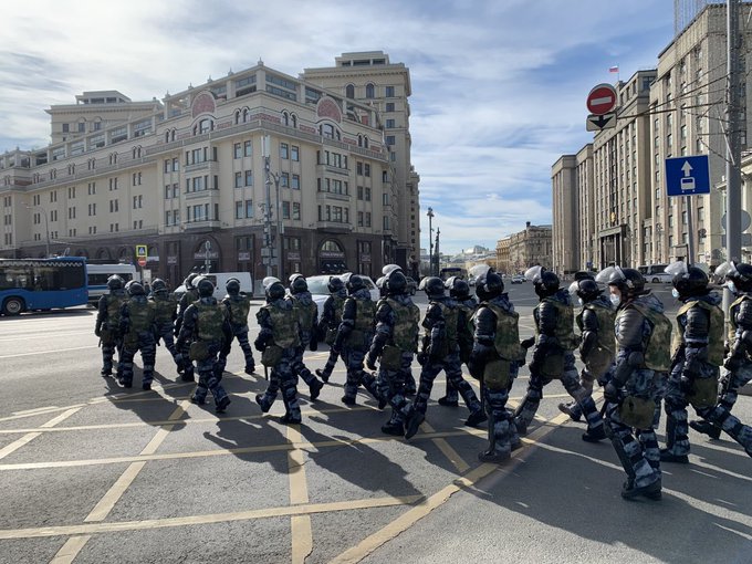 На антивоєнних акціях у РФ поліція жорстоко б’є людей