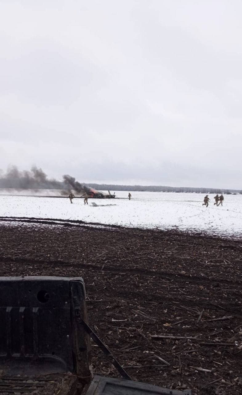 Захисники України збили ворожий гвинтокрил Мі-8, який прилетів за пілотом збитого під Волновахою Су-25