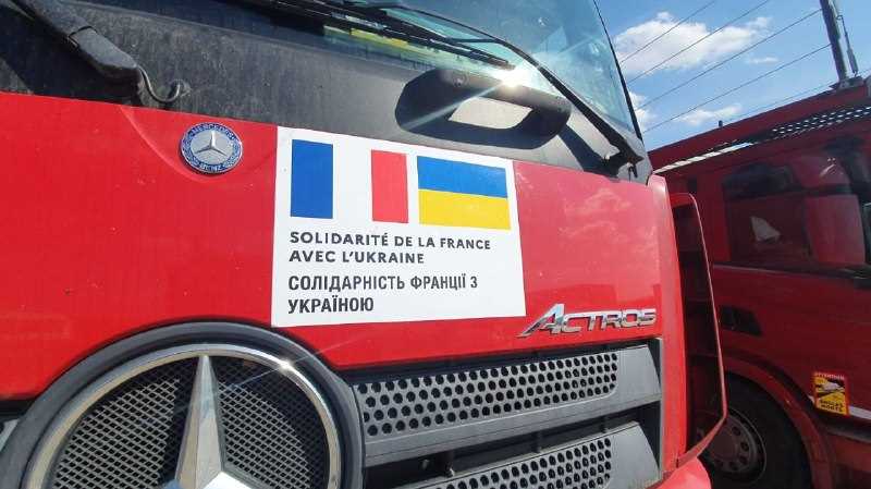 27 одиниць рятувальної техніки та обладнання: Україна отримала допомогу від Франції