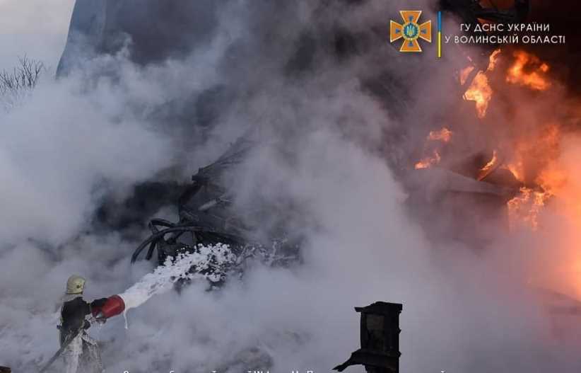 Вчора окупанти обстріляли нафтобазу у Луцьку: рятувальники гасять пожежу донині