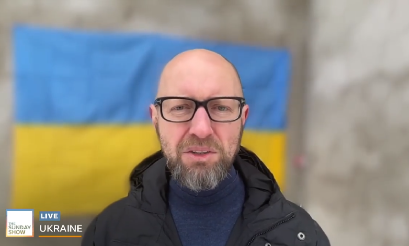 Яценюк: Росіяни повинні заплатити ціну за підтримку Путіна, який вбиває українців