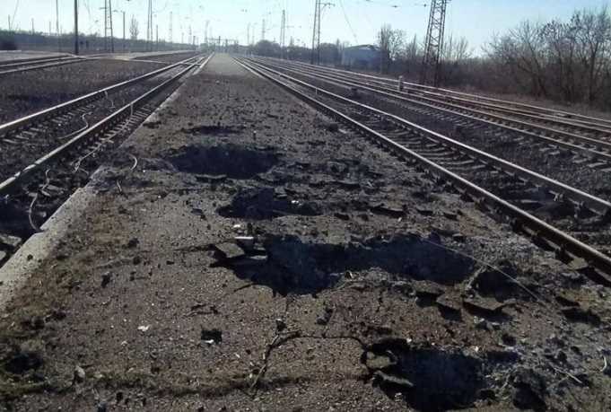 Ями на коліях та пошкоджена будівля: окупанти обстріляли залізничну станцію на Донеччині
