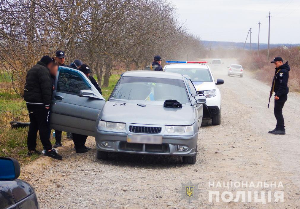 У Дністровському районі поліціянти задокументували незаконне зберігання наркотиків
