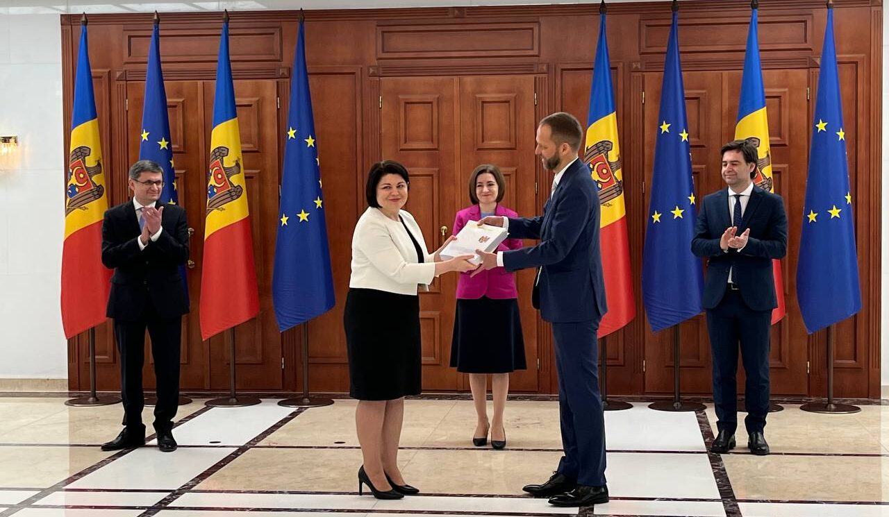 Молдова заповнила опитувальник для отримання статусу кандидата на членство у ЄС