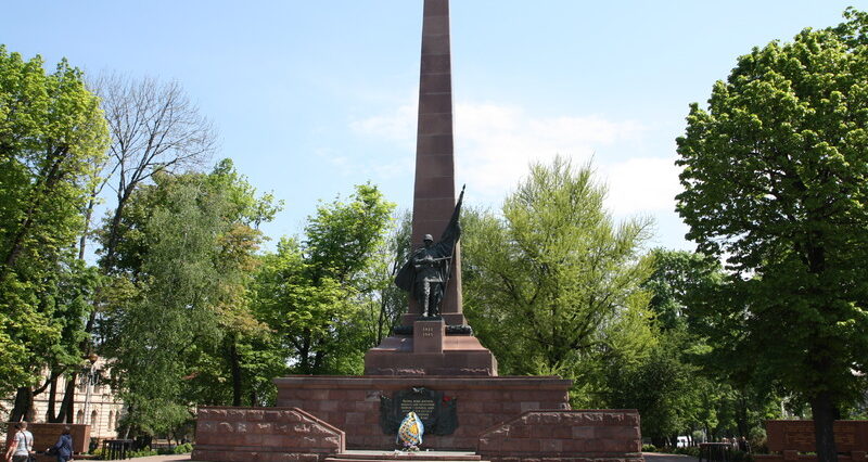У Чернівцях виконавчий комітет підтримав рішення про перенесення радянських пам’ятників