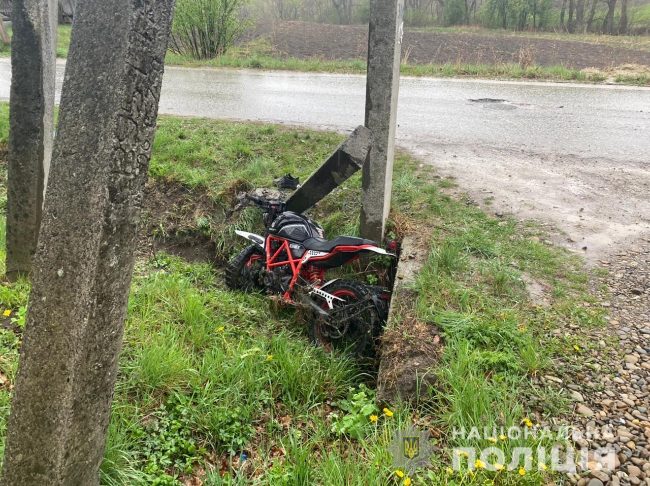На Буковині поліціянти встановлюють обставини аварії, в якій загинув мотоцикліст