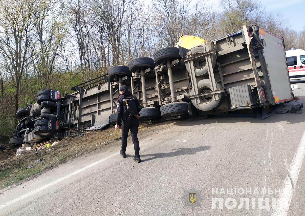 На Буковині зіткнулися вантажівка та мікроавтобус: двоє людей загинули
