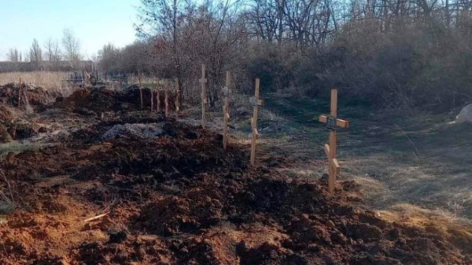 На Луганщині морги переповнені: загиблих ховають у дворах багатоповерхівок