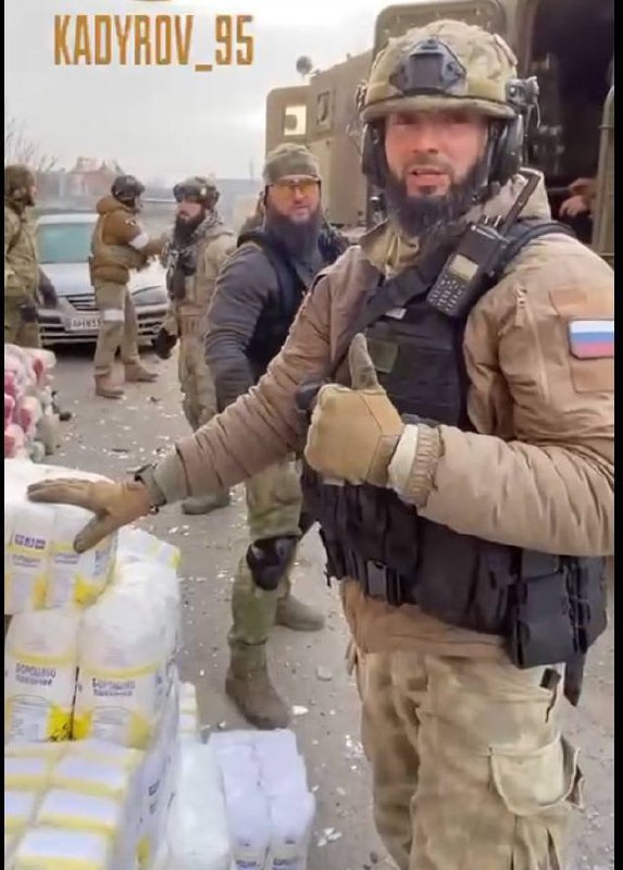Кадировські тикток-війська нібито роздають гуманітарну допомогу, але є один нюанс: на упаковках борошна написано “борошно”