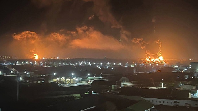 У російському Брянську горить нафтобаза: місцеві повідомляли про вибухи