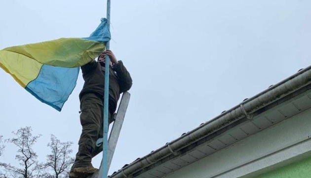 Визволили від окупантів: у Немішаєвому на Київщині підняли український прапор