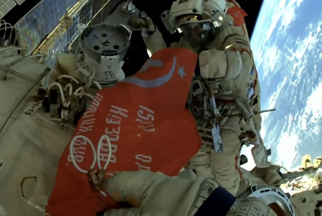 Космонавти рф вивісили Прапор Перемоги зовні МКС