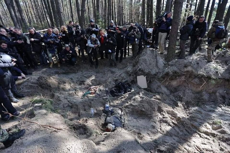 Журналістам показали братську могилу в селі Мотижин, яку виявили після відходу російських військ (ФОТОФАКТ)