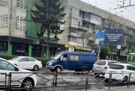 У Чернівцях на перехресті вулиць Головної та Комарова трапилась ДТП: є ускладнення у русі