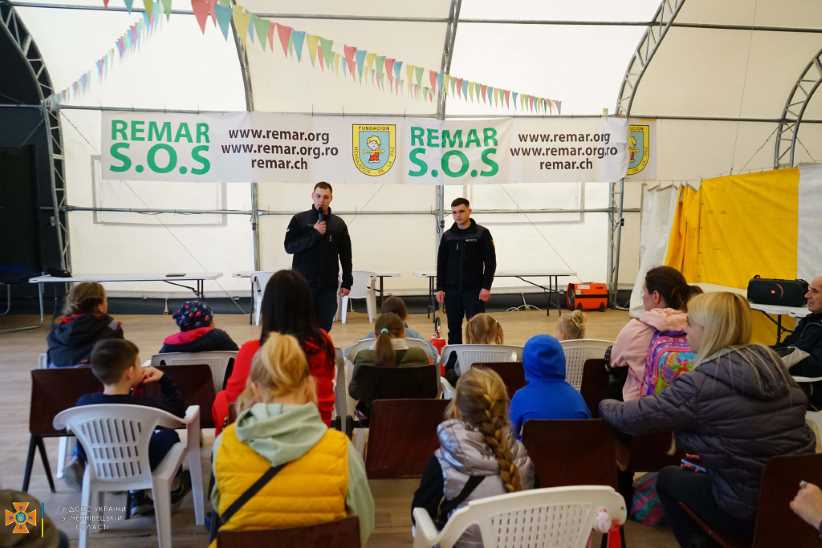 Протипожежні навчання: у Чернівцях рятувальники провели зустріч з дітьми-переселенцями