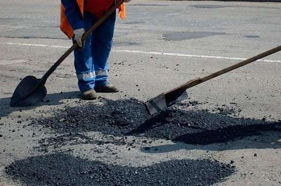 Обновки на Буковині: дорожники продовжують ямковий ремонт аварійних ділянок