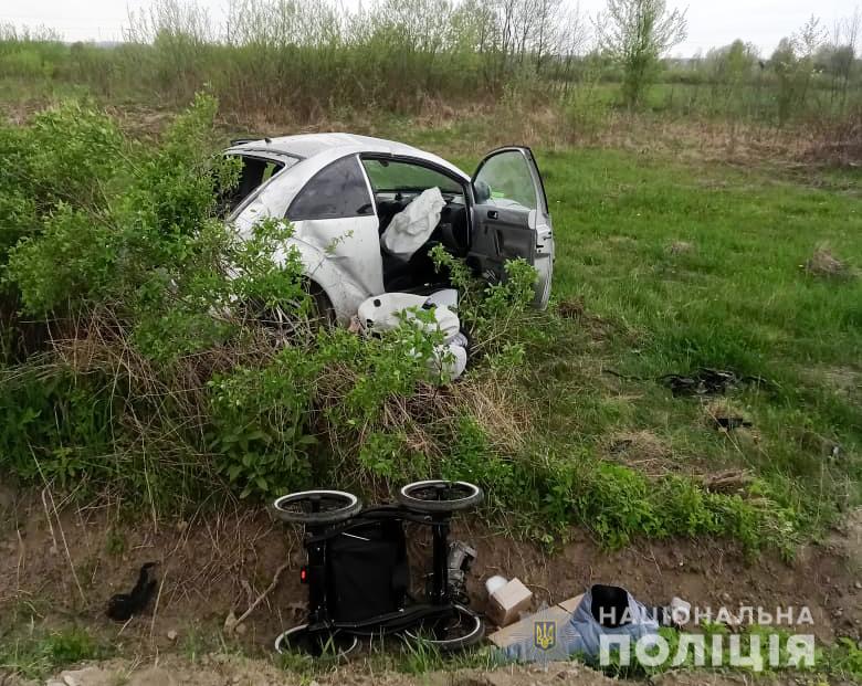 На Вижниччині перекинувся автомобіль: 31-річна водійка отримала травми