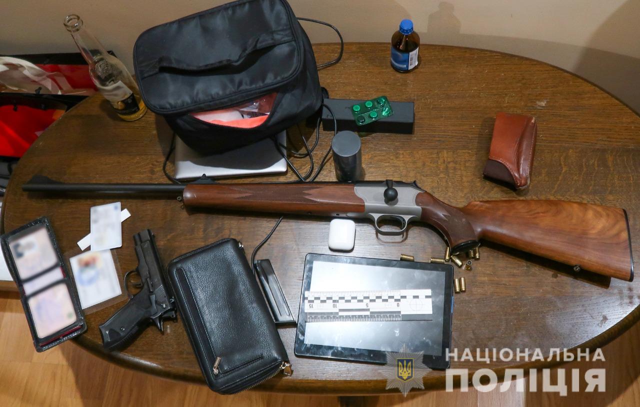 У жителя Чернівців поліціянти вилучили нелегальну зброю