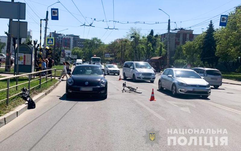 ДТП у Чернівцях: легковик збив велосипедиста на переході