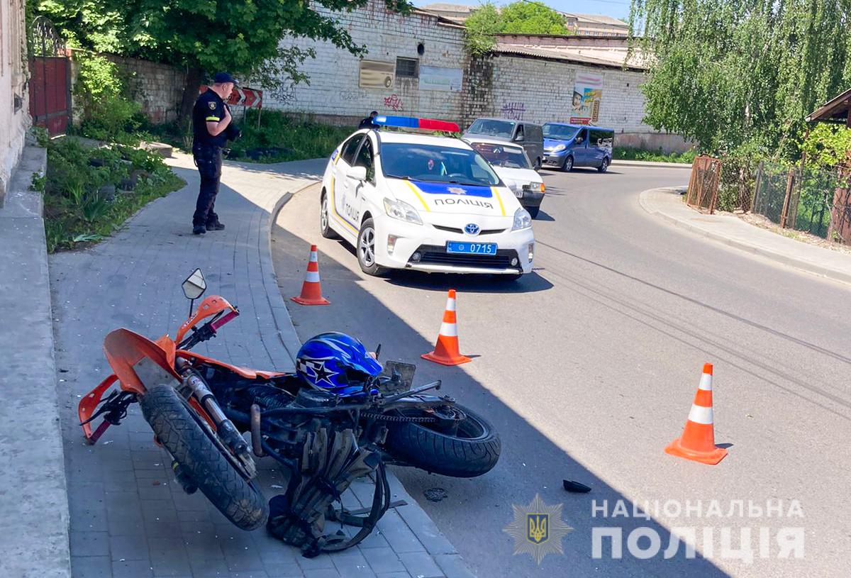 Врізався у бетонну стіну на мотоциклі: у Чернівцях загинув 45-річний чоловік