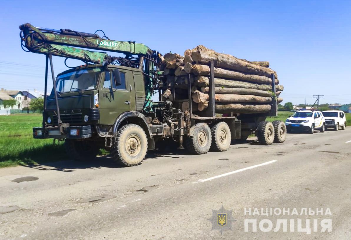 Злочин проти довкілля: на Буковині поліцейські викрили чоловіка, що незаконно перевозив деревину