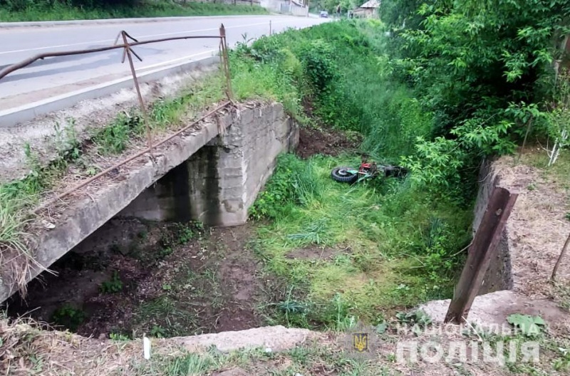Отримав травми: на Буковині молодий мотоцикліст з‘їхав у канаву