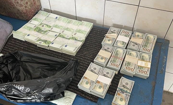Чоловіки на двох BMW везли в Румунію незадекларовану валюту на понад 33 мільйони гривень